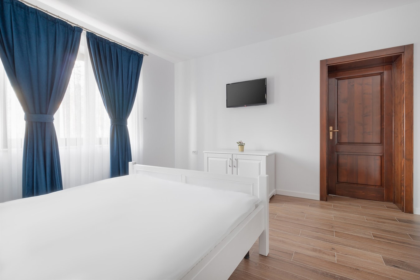 Thermalis House - 5 bedrooms 18 FlatWhite Properties