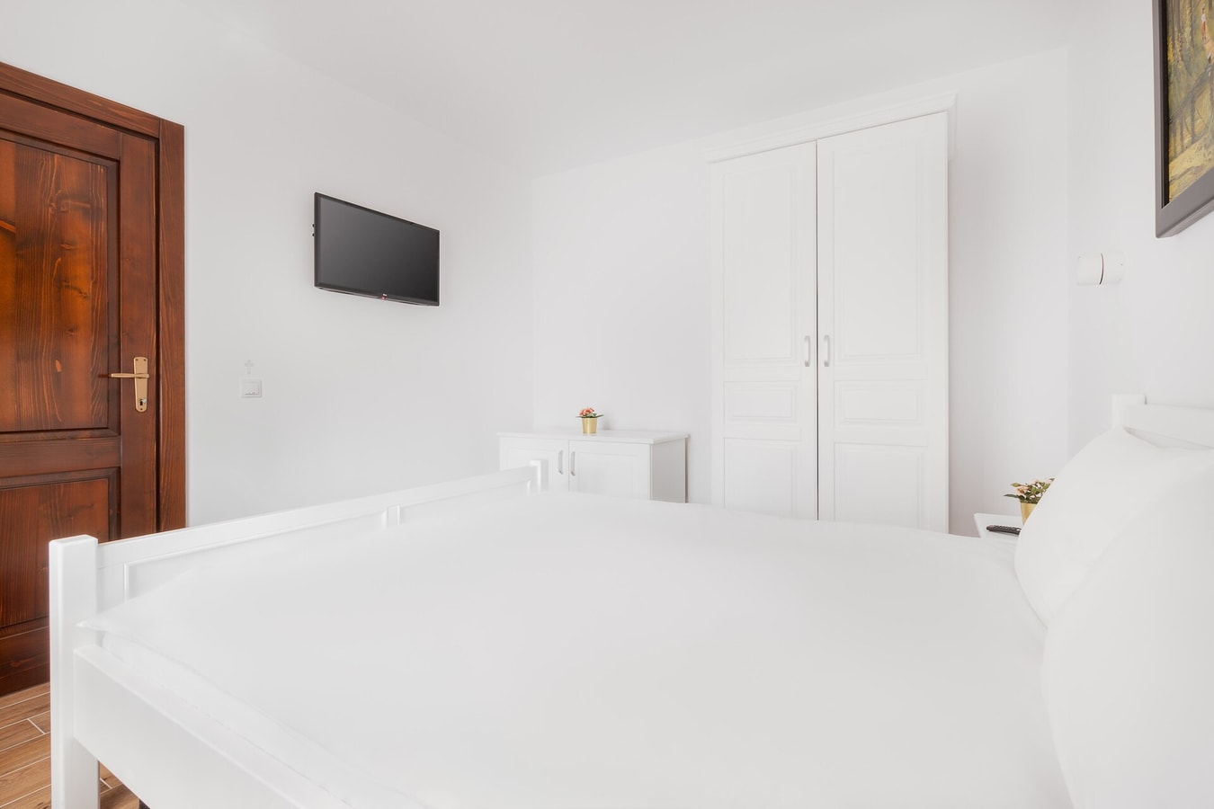 Thermalis House - 5 bedrooms 25 FlatWhite Properties