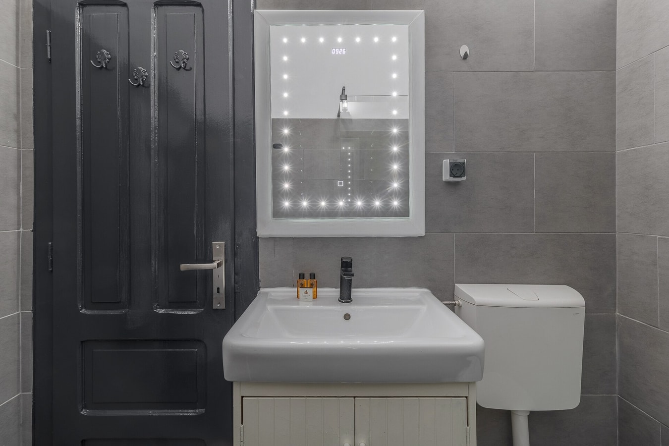 Downtown Nest 12 FlatWhite Properties