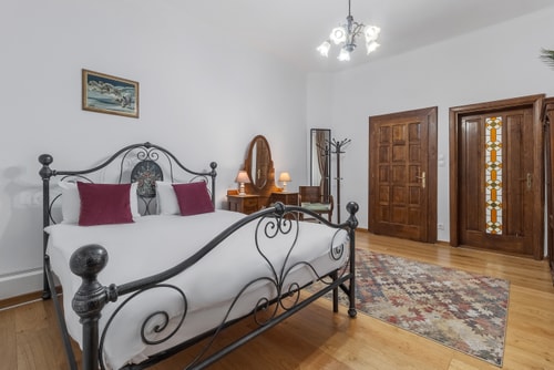 Casa Bella Five, Private Room FlatWhite Properties