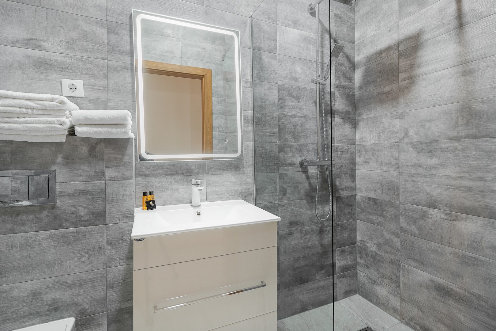 Il Teatro 7 FlatWhite Properties