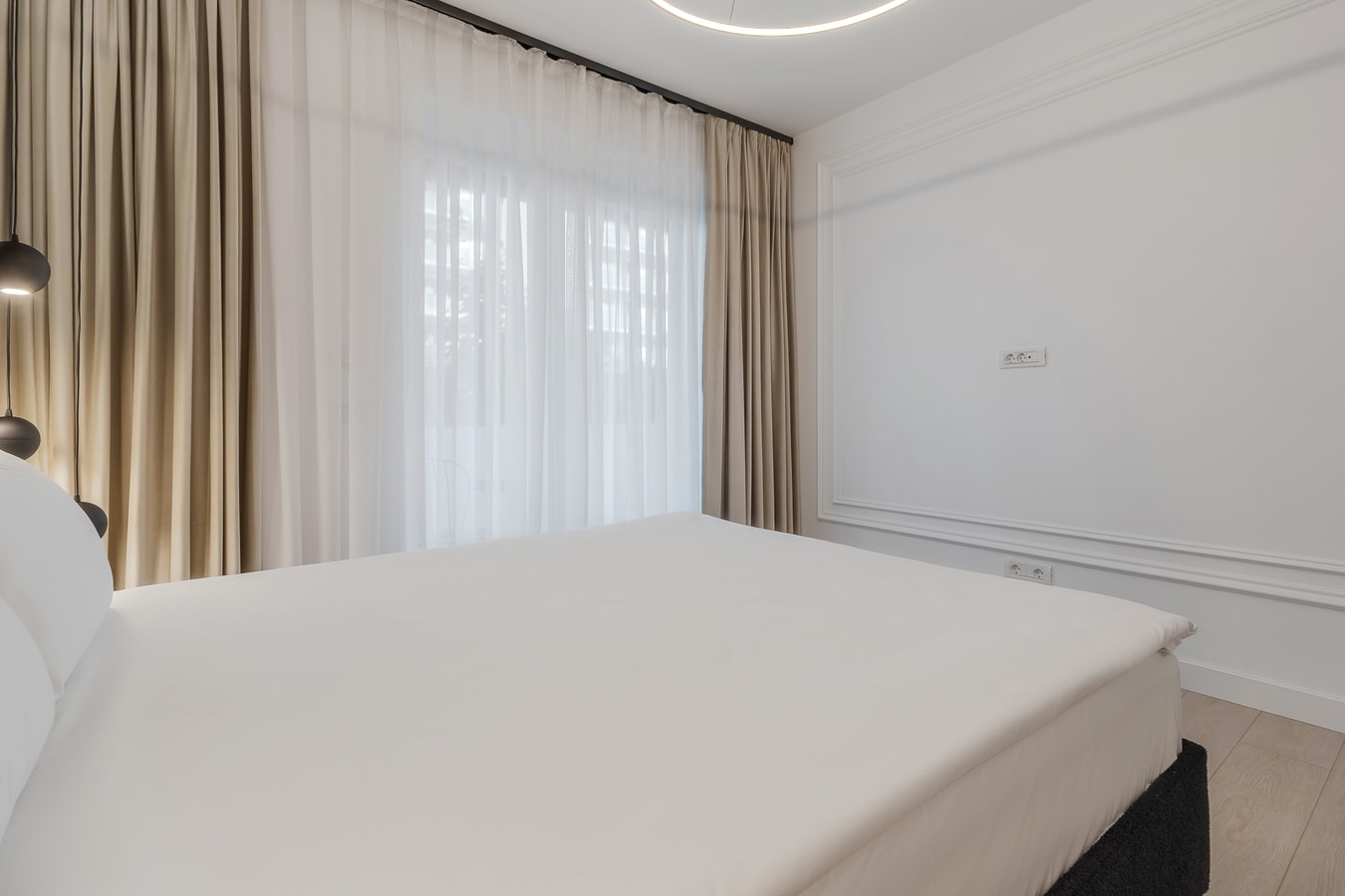 Lumiere Black 12 FlatWhite Properties