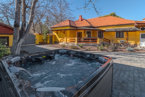 Thermalis House - 5 bedrooms FlatWhite Properties