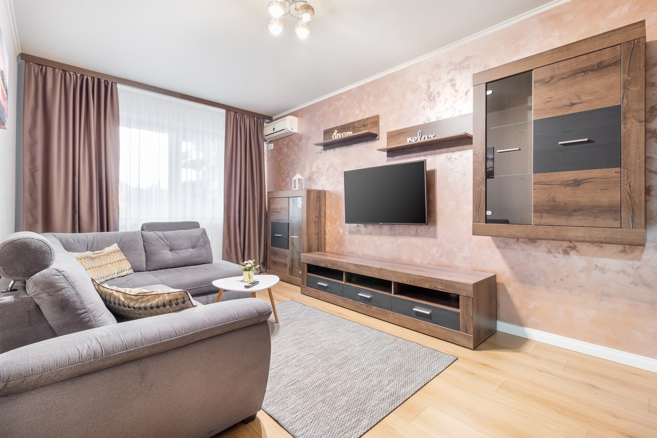 Quebec Flat 5 FlatWhite Properties