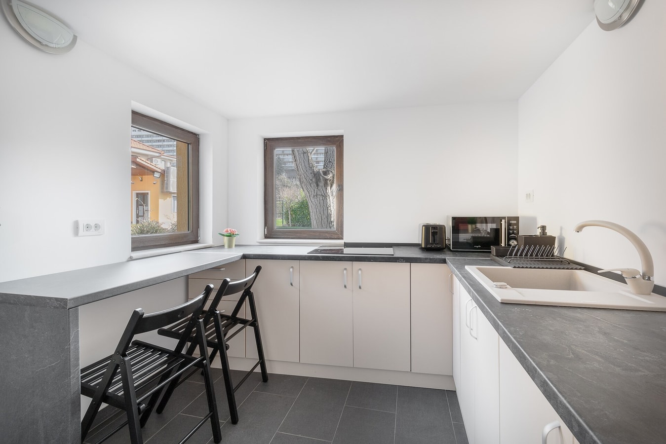 Thermalis House - 5 bedrooms 14 FlatWhite Properties