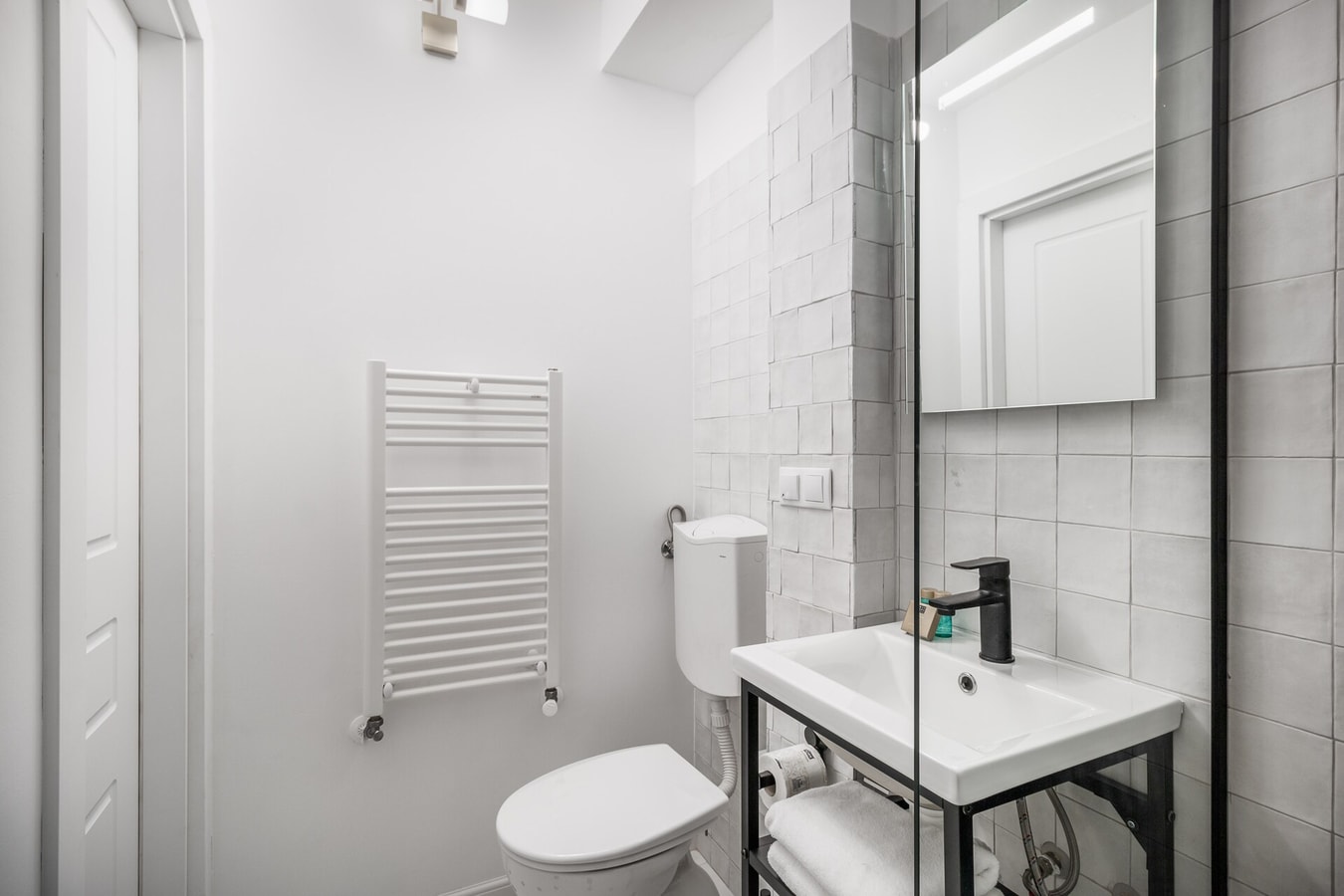 Chic Monochrome Flat 5 FlatWhite Properties