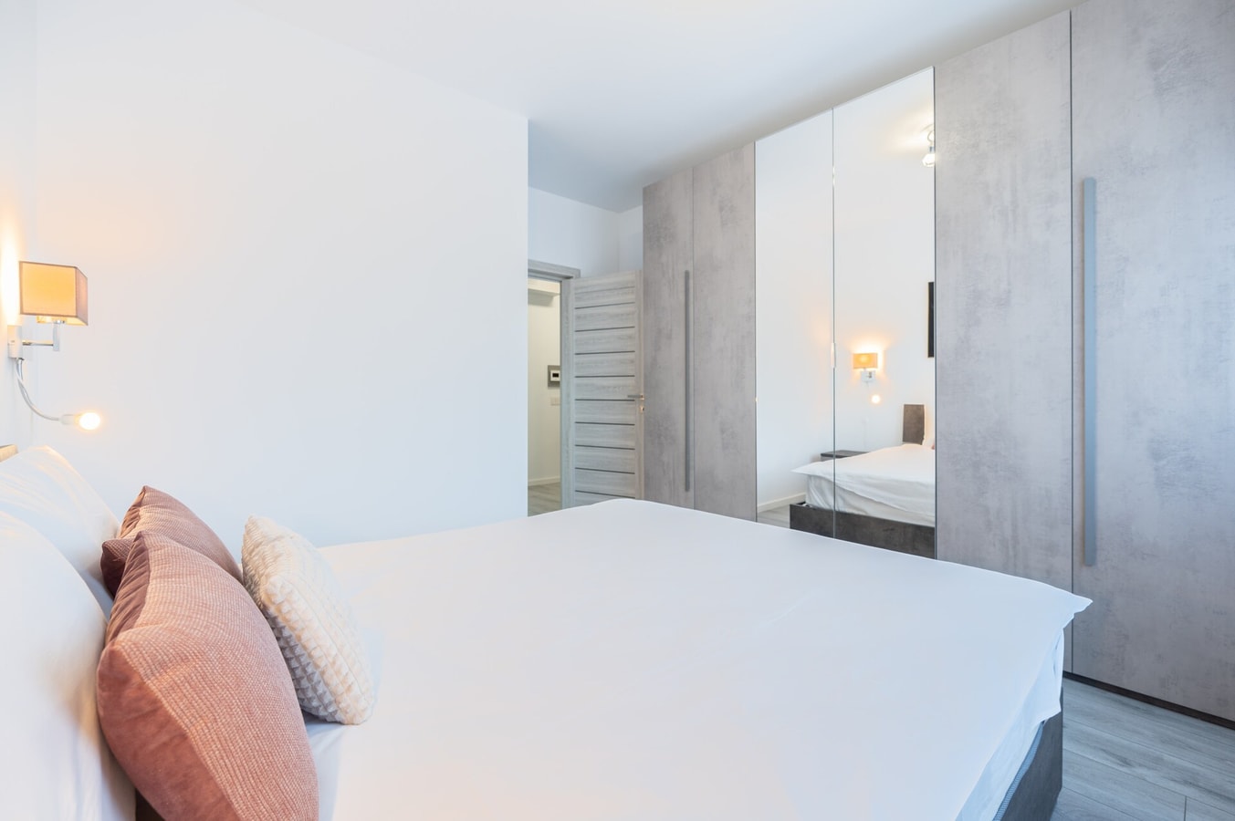 Grey 704, apartment with balcony 10 FlatWhite Properties