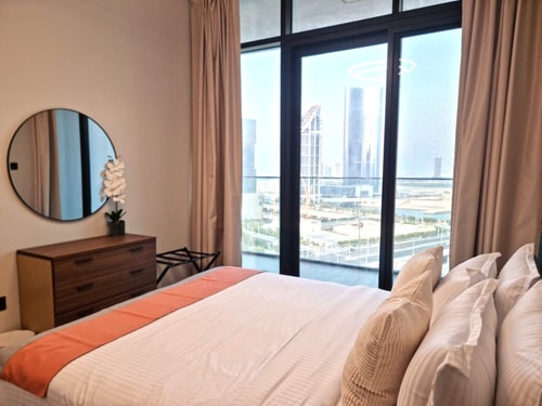 Elegant Pool-View 1BR Near Cleveland Clinic