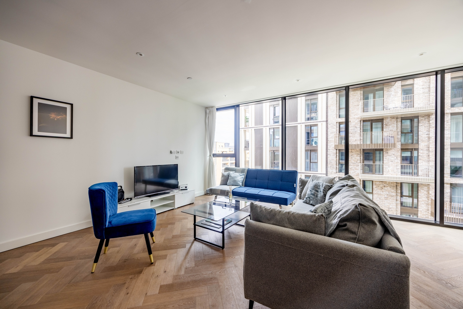 Luxury 2BR Apartment with A/C- Wapping 1