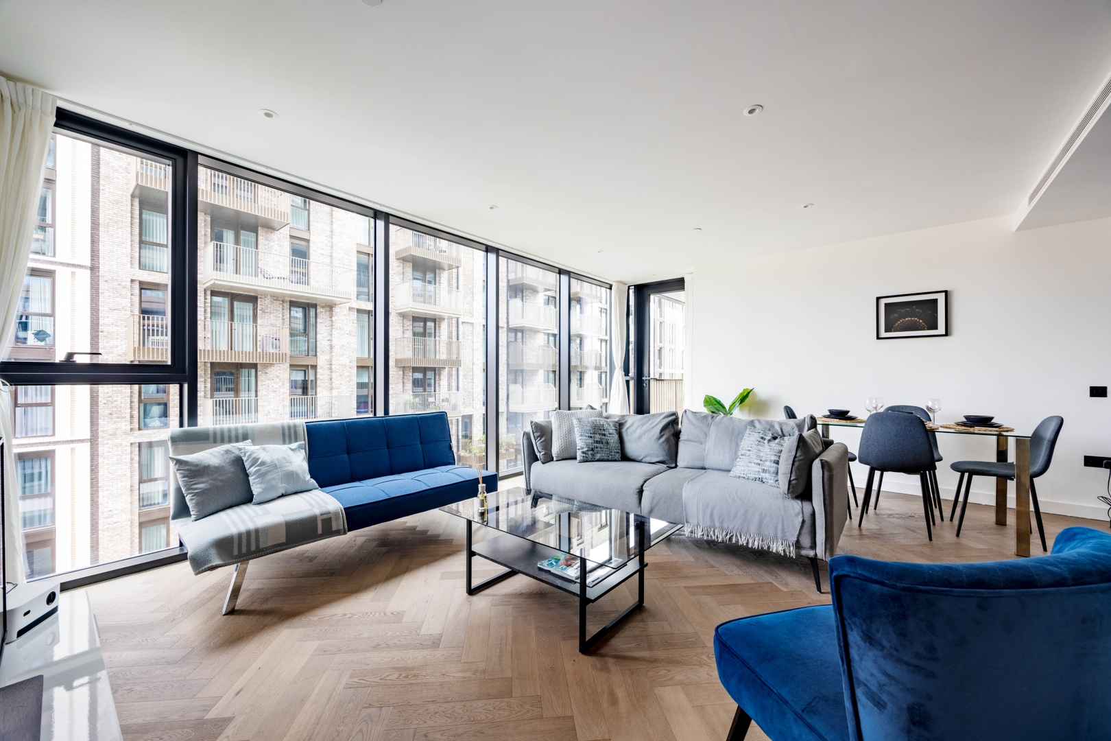 Luxury 2BR Apartment with A/C- Wapping 4