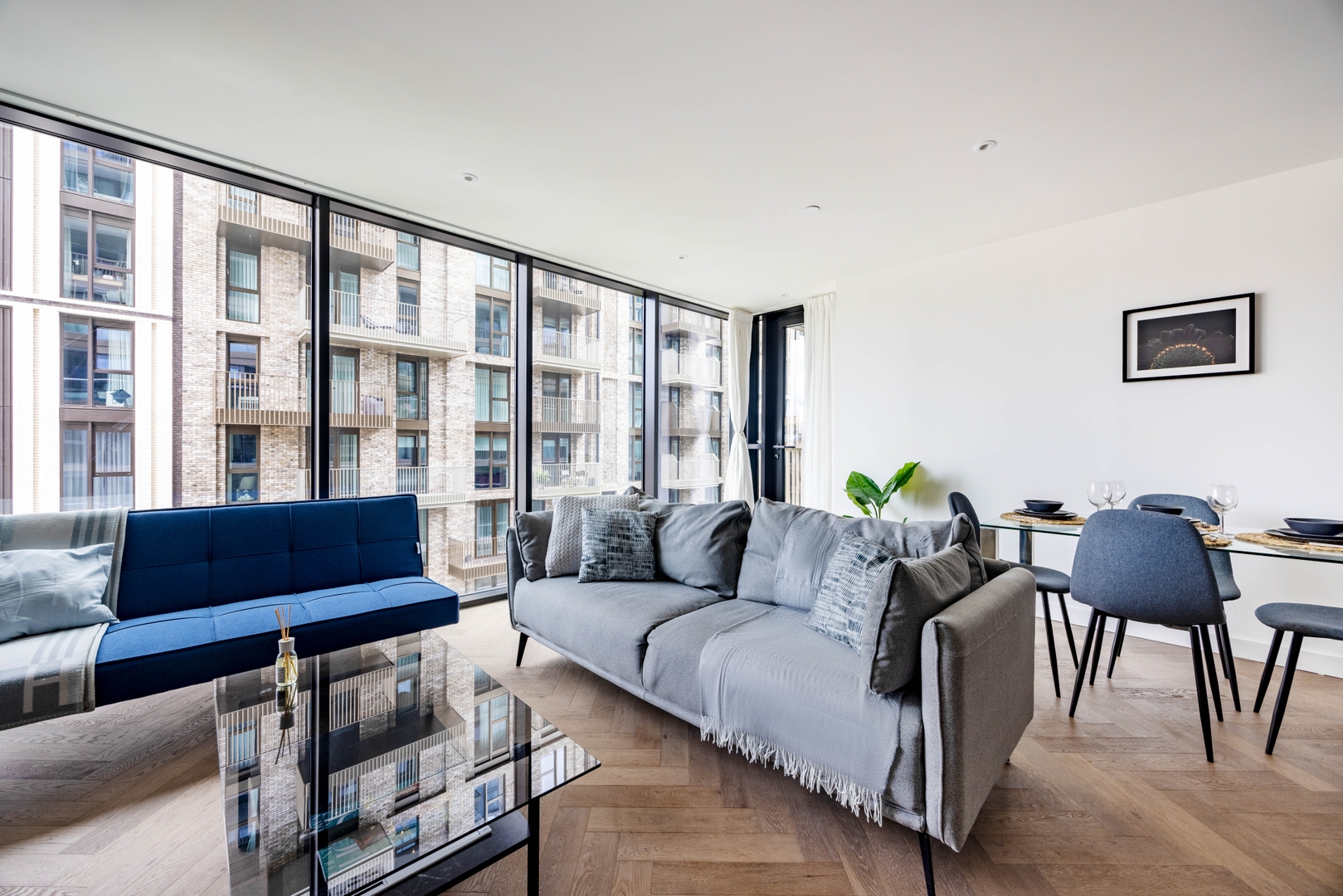 Luxury 2BR Apartment with A/C- Wapping 5