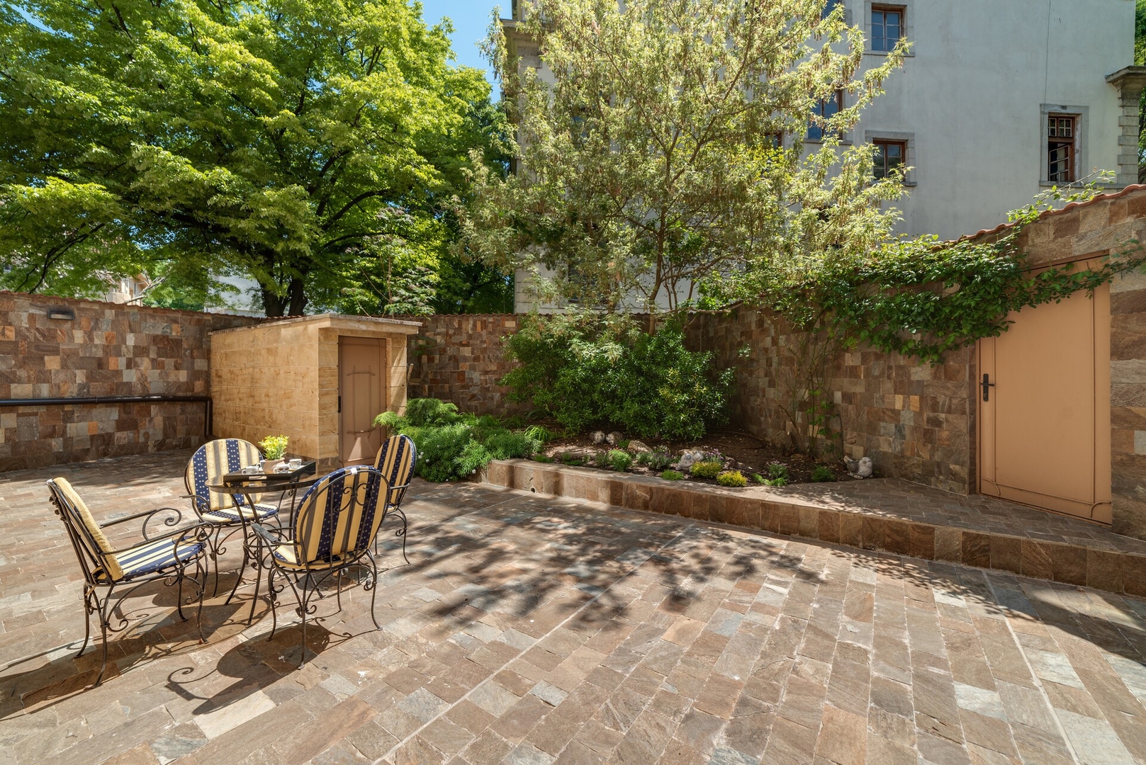 Deluxe and Central Garden Apartment 20 Click And Rent Bulgaria