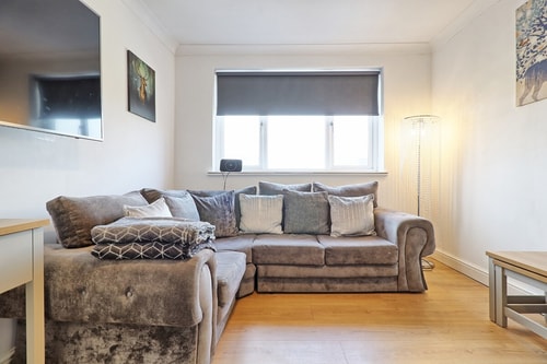 Elegant Retreat near Station, Pet-Friendly