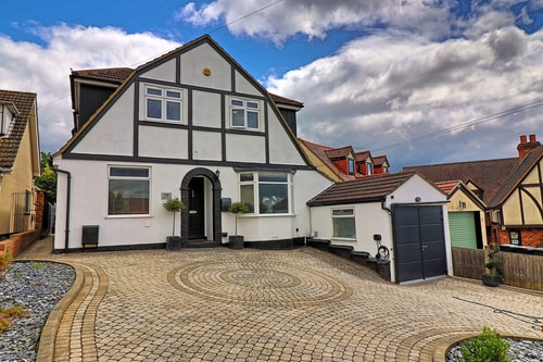 Modernised Luxury Family Home in Theydon Bois