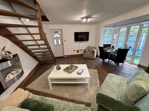 Quirky 2-Bed Brentwood Home Near High St & Station