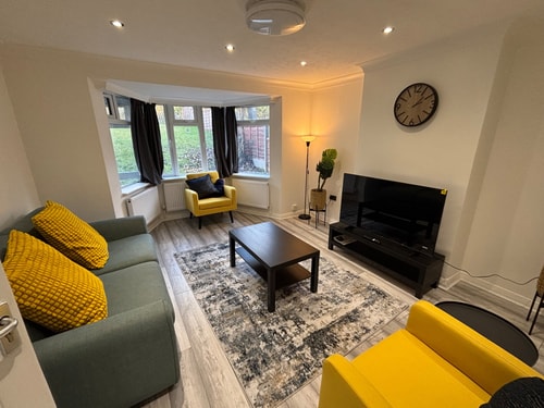 Spacious & Stylish 4-Bedroom Home with Garden