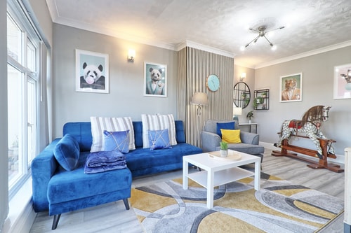 Stylish 3BR Home Rayleigh |Close to High St & Shop