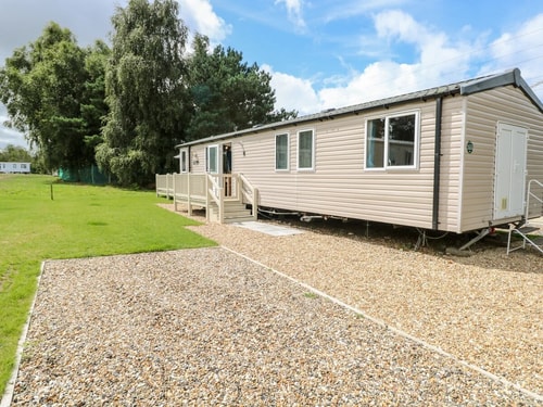 Paws & Paths: A 3-Bedroom Retreat in Fritton