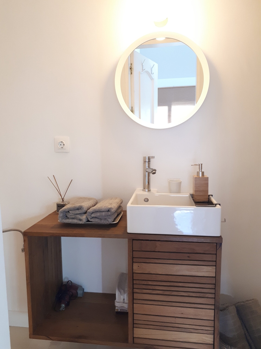 Charming WHITE LOFT: peaceful in the city old town 5 Mi casa is your house