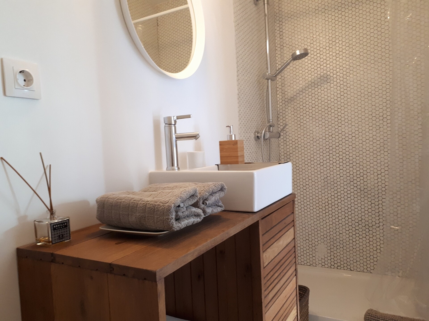 Charming WHITE LOFT: peaceful in the city old town 21 Mi casa is your house