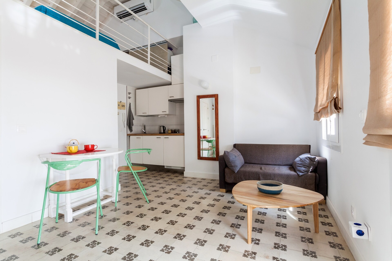 Charming WHITE LOFT: peaceful in the city old town 2 Mi casa is your house