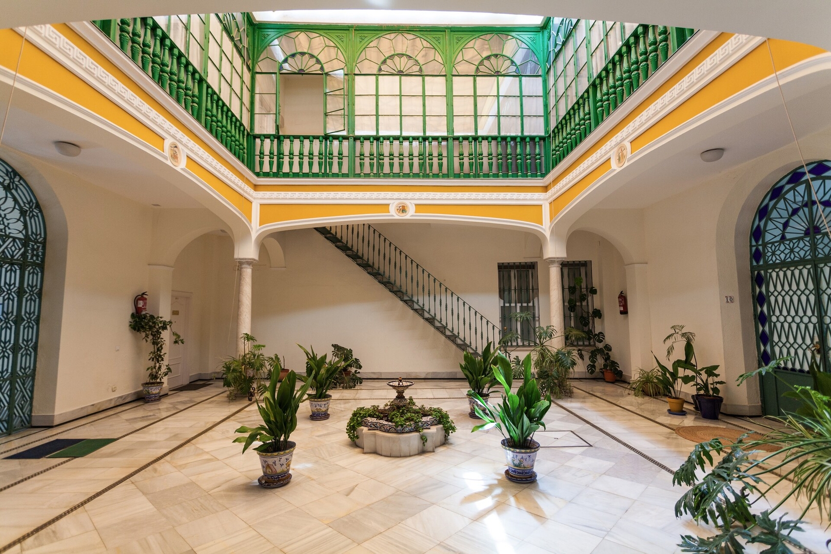 Charming WHITE LOFT: peaceful in the city old town 23 Mi casa is your house