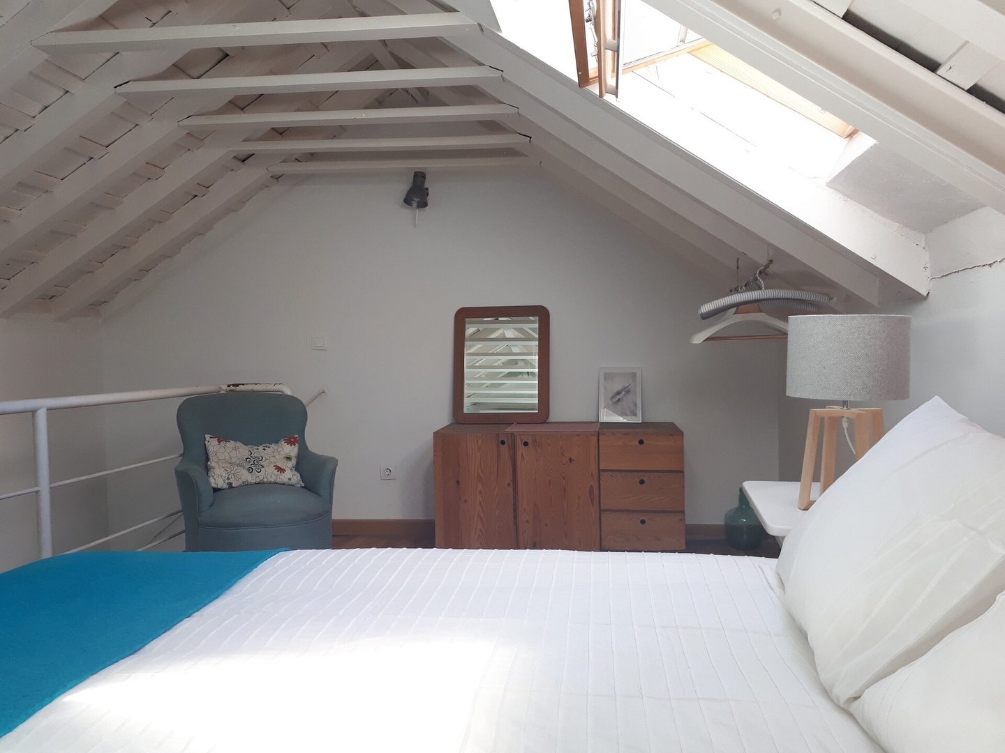 Charming WHITE LOFT: peaceful in the city old town 28 Mi casa is your house