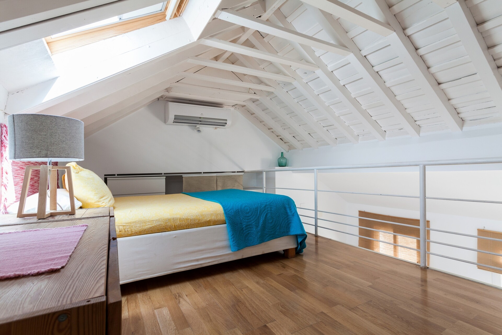 Charming WHITE LOFT: peaceful in the city old town 20 Mi casa is your house