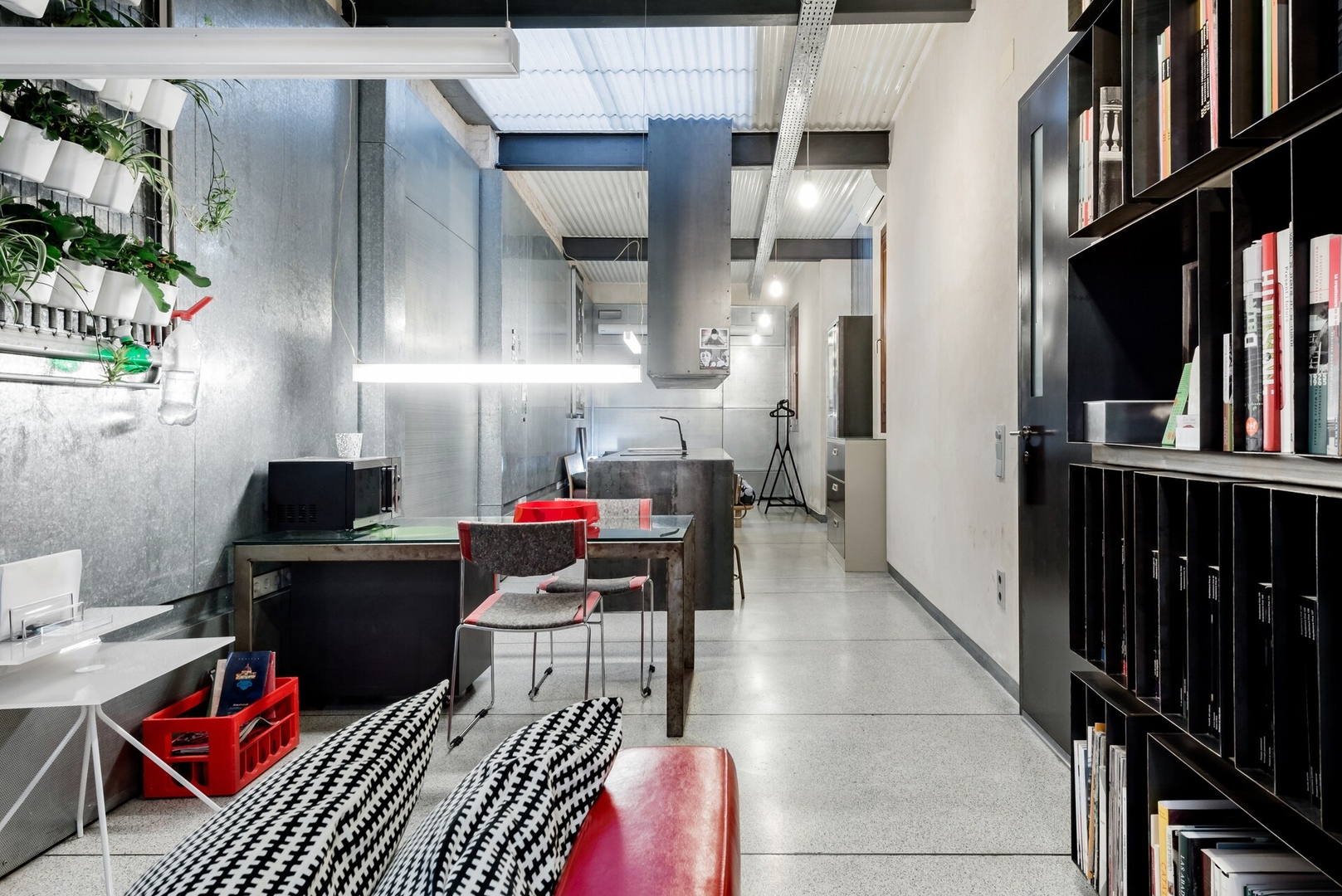 Contemporary Loft Space in Historic City Center 3 Mi casa is your house