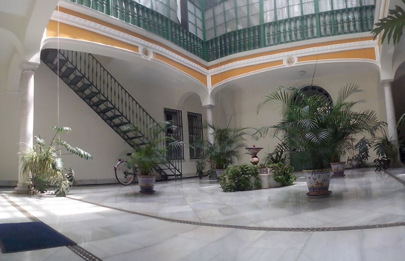 Charming WHITE LOFT: peaceful in the city old town 27 Mi casa is your house
