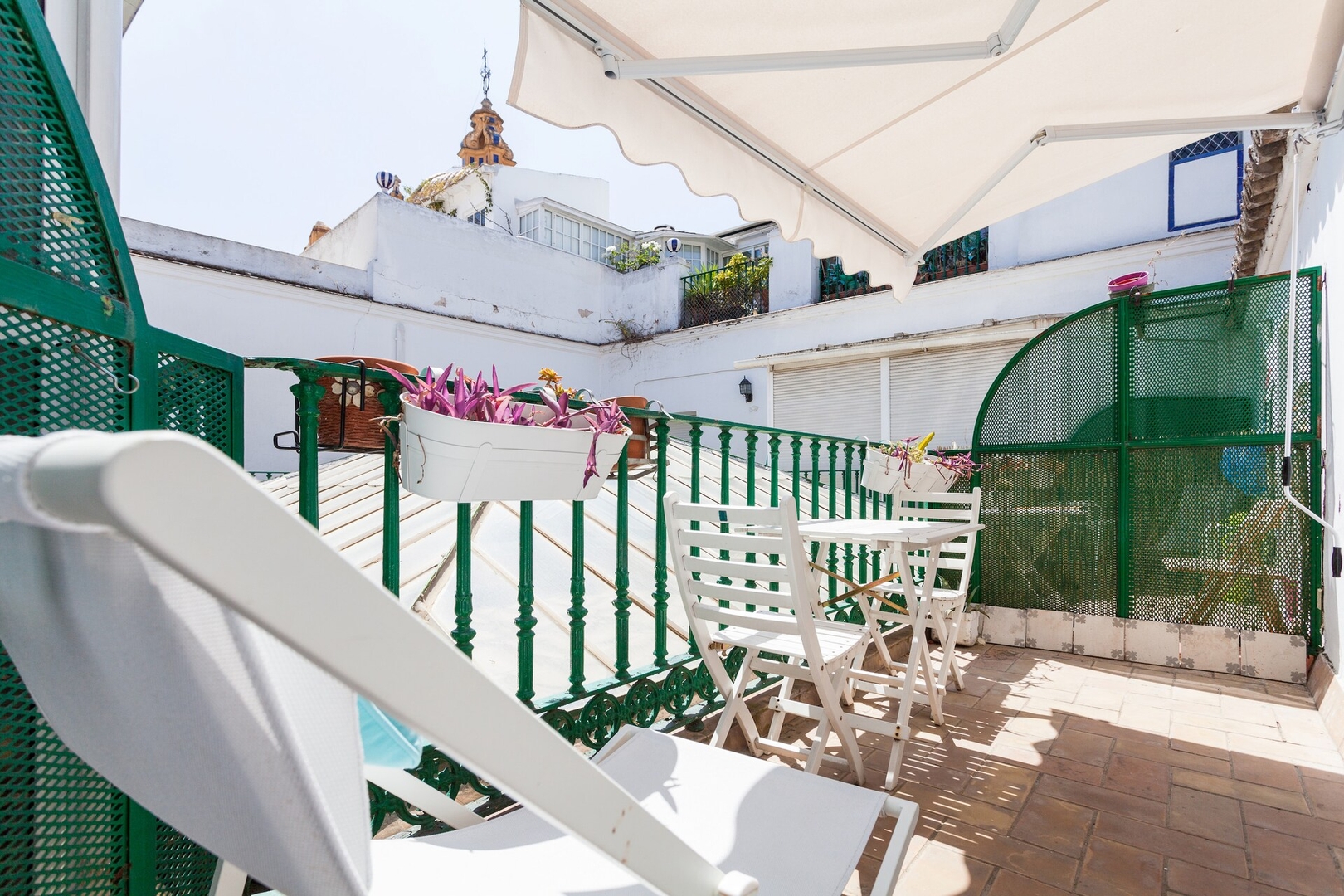 Charming WHITE LOFT: peaceful in the city old town 3 Mi casa is your house