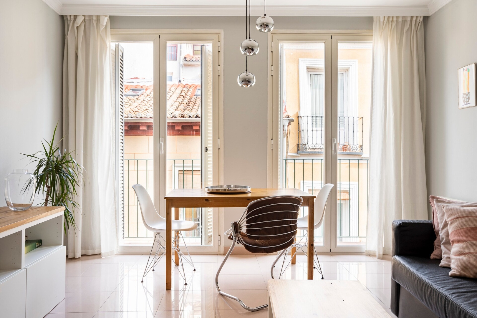 Space age in Madrid 1 Mi casa is your house
