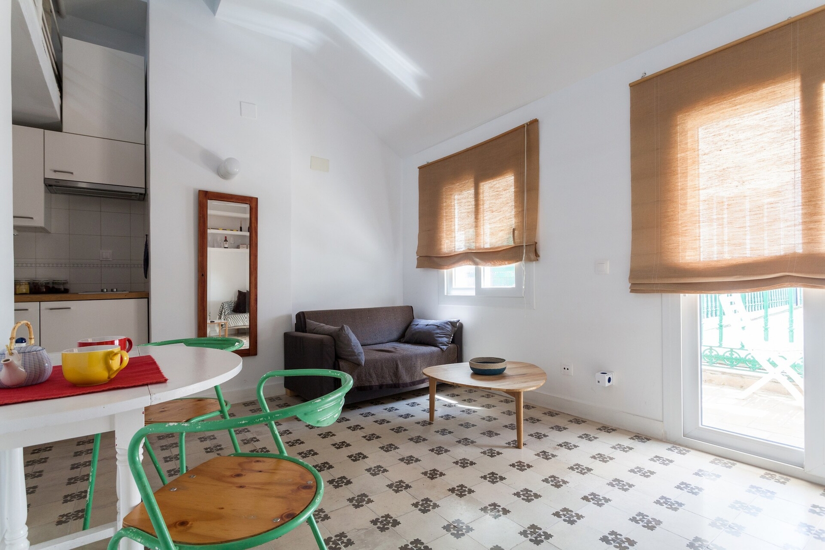 Charming WHITE LOFT: peaceful in the city old town 1 Mi casa is your house
