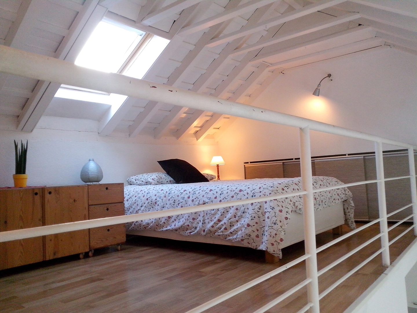 Charming WHITE LOFT: peaceful in the city old town 15 Mi casa is your house