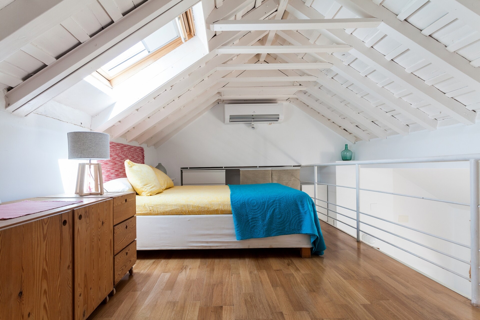 Charming WHITE LOFT: peaceful in the city old town Mi casa is your house