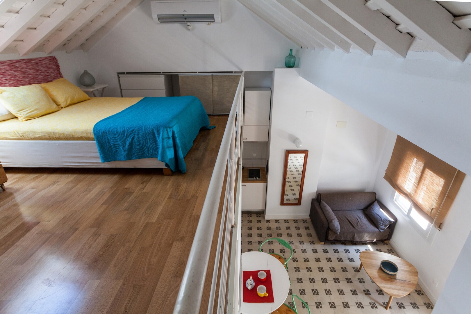Charming WHITE LOFT: peaceful in the city old town 12 Mi casa is your house