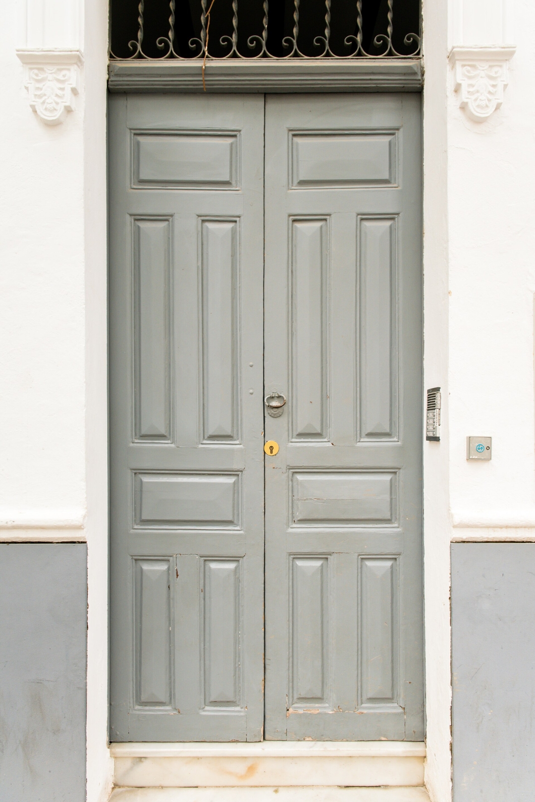 The Yellow Box: An Industrial Style Apartment 15 Mi casa is your house