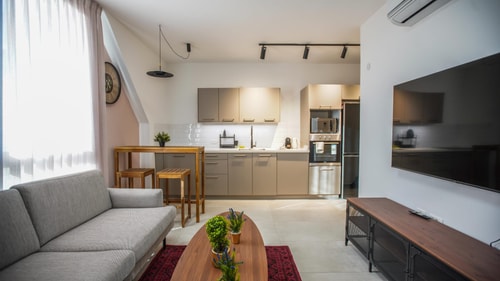 (Safe Room Inside) Stylish City Retreat - By Vacay