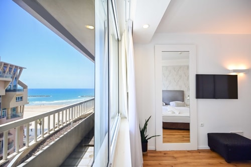 (Building Shelter) Sea View Bedroom Inside Hotel