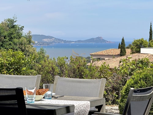 2-bedroom apartment – sleeps 4 – Sea view 41 CapitalChic Conciergerie