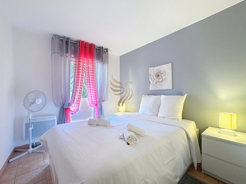 3-bed apt, 4 ppl, pool, WiFi, parking 23 CapitalChic Conciergerie