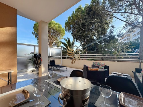 BellaHorizon T2-view of garden-terrace-park-WIFI. 14 CapitalChic Conciergerie