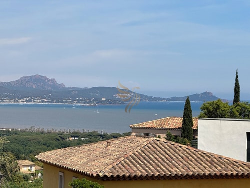 2-bedroom apartment – sleeps 4 – Sea view 37 CapitalChic Conciergerie