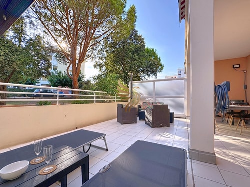 BellaHorizon T2-view of garden-terrace-park-WIFI. 18 CapitalChic Conciergerie