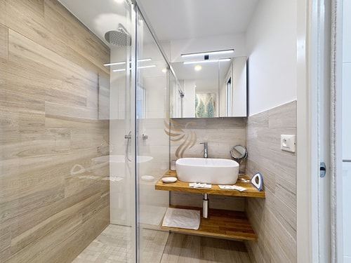 Serenity Getaway–4 people–WiFi–Terrace–Garage 5 CapitalChic Conciergerie