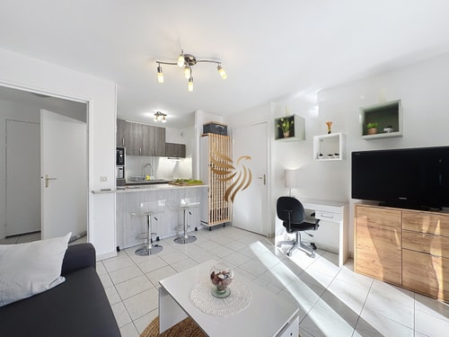 BellaHorizon T2-view of garden-terrace-park-WIFI. 25 CapitalChic Conciergerie