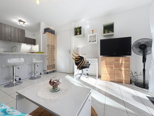 BellaHorizon T2-view of garden-terrace-park-WIFI. 26 CapitalChic Conciergerie