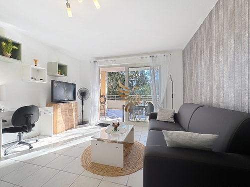 BellaHorizon T2-view of garden-terrace-park-WIFI. 27 CapitalChic Conciergerie