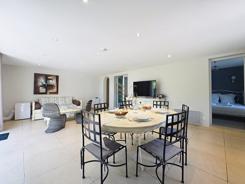 2-bedroom apartment – sleeps 4 – Sea view 6 CapitalChic Conciergerie