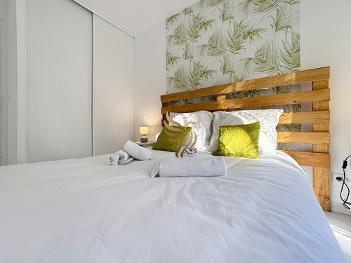 BellaHorizon T2-view of garden-terrace-park-WIFI. 31 CapitalChic Conciergerie